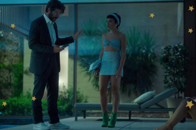 Visuais quarta temporada Elite Foto dos personagens, Ari e seu pai conversando ao lado da piscina. Os dois estão com expressões sérias.