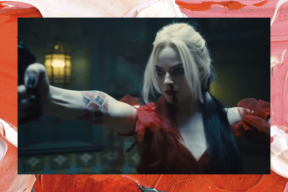 Arlequina, papel de Margot Robbie, está apontando uma arma e olhando fixamente para a direção do alvo. Ela usa um vestido vermelho.