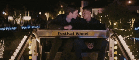 Dois jovens se beijando na roda gigante
