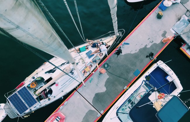 Um barco a vela visto de cima