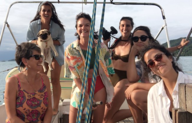 Mulheres em um barco a vela, posando para a foto em um lindo fim de tarde