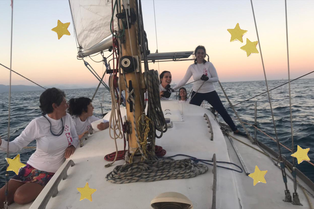 Mulheres em um barco a vela, posando para a foto em um lindo fim de tarde