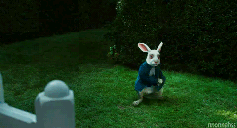 O coelho do filme Alice no País das Maravilhas apontando para um relógio, com pressa
