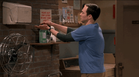 Sheldon Cooper, de The Big Bang Theory, passando alcool em gel nas mãos