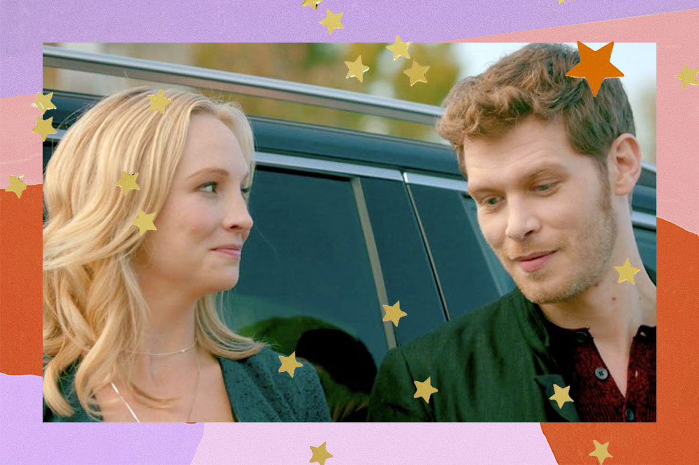 Os personagens Caroline e Klaus de The Vampire Diaries encostados em um carro. A Caroline olha para o Klaus enquanto ele fala olhando para baixo