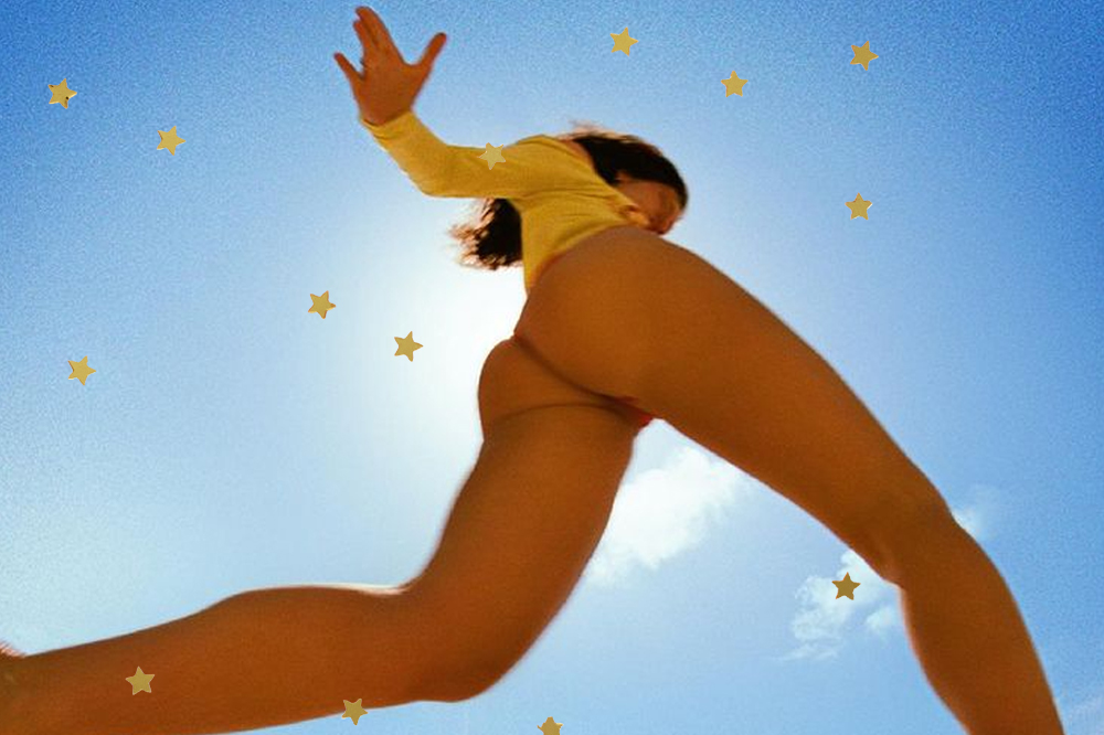 Capa do single mostra a cantora com maiô amarelo em uma praia no clima bem verão e o céu azul ocupando quase toda a imagem; estrelas amarelas decoram a imagem