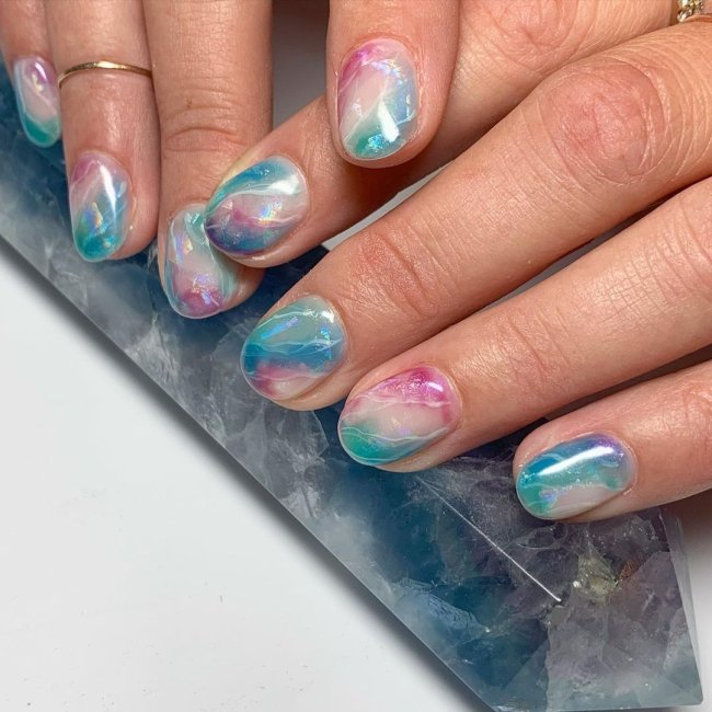 Foto com nail art azul e rosa em gel.