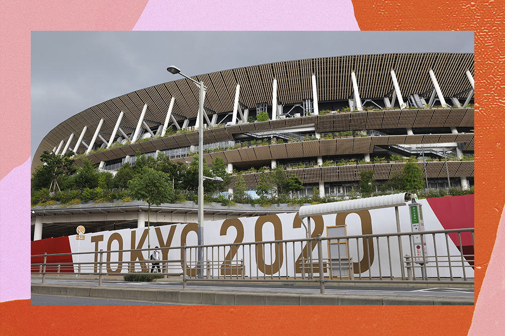 Fachada do novo Estádio Nacional de Tóquio, que sediará os Jogos Olímpicos, com uma faixa escrita "Tokyo 2020"