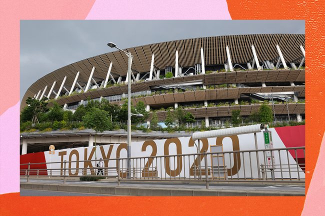 Fachada do novo Estádio Nacional de Tóquio, que sediará os Jogos Olímpicos, com uma faixa escrita 