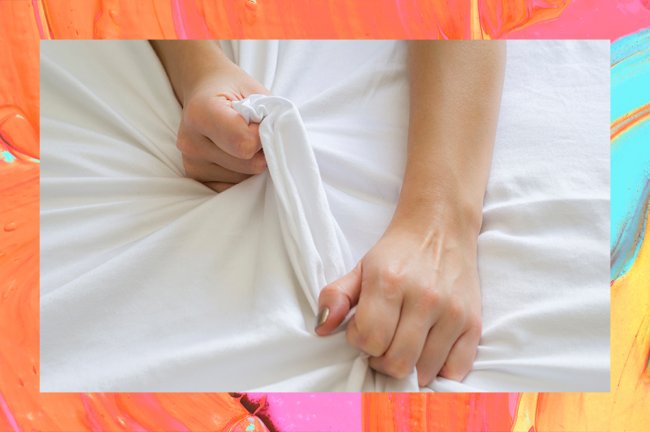 Na foto, aparecem as mãos de uma mulher puxando um lençol branco