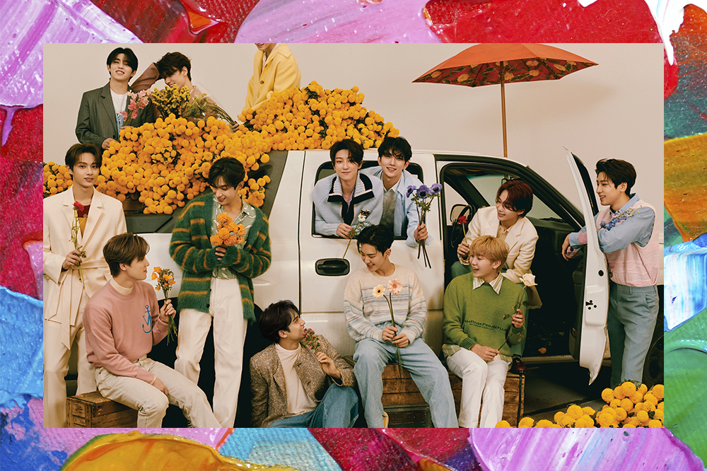 Os integrantes do grupo estão se olhando, alguns dentro de um picape branca, cheia de flores amarela