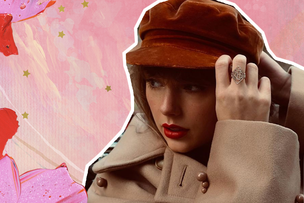 Colagem com foto de Taylor Swift usando uma boina e olhando para o lado; ela está de batom vermelho e com um casaco bege; o fundo é uma textura em tons de rosa e branco com manchas de tinta rosas e vermelhas e estrelas amarelas decorando a imagem