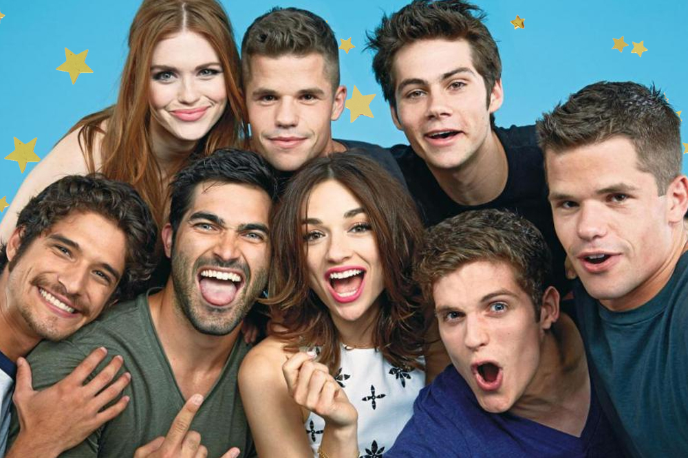 Imagem do cast de Teen Wolf sorrindo e fazendo caretas para foto de divulgação; eles estão posando em um fundo azul