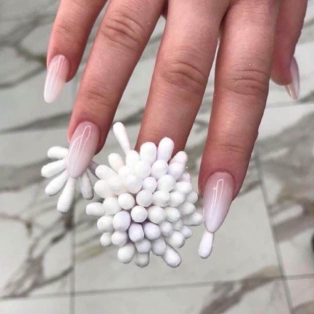Foto com destaque nas unhas que estão com nail art inspirada em aparelho dentário
