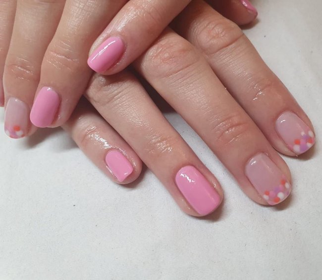Foto com destaque nas unhas com nail art de bolinha, dessa vez com bolinhas rosa na ponta da unha.