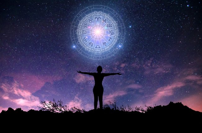 Astrologia: tudo o que você precisa saber sobre o segundo semestre de 2021 A silhueta de uma mulher de costas, com os braços abertos. Sobre ela, um círculos com os signos do zodíaco. O fundo é azul e roxo.