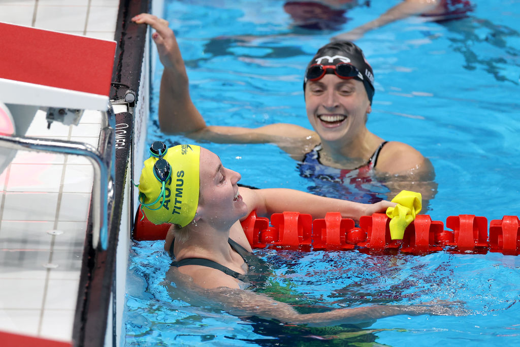 Foto de duas nadadoras olímpicas na piscina, após competição dos 400m livres