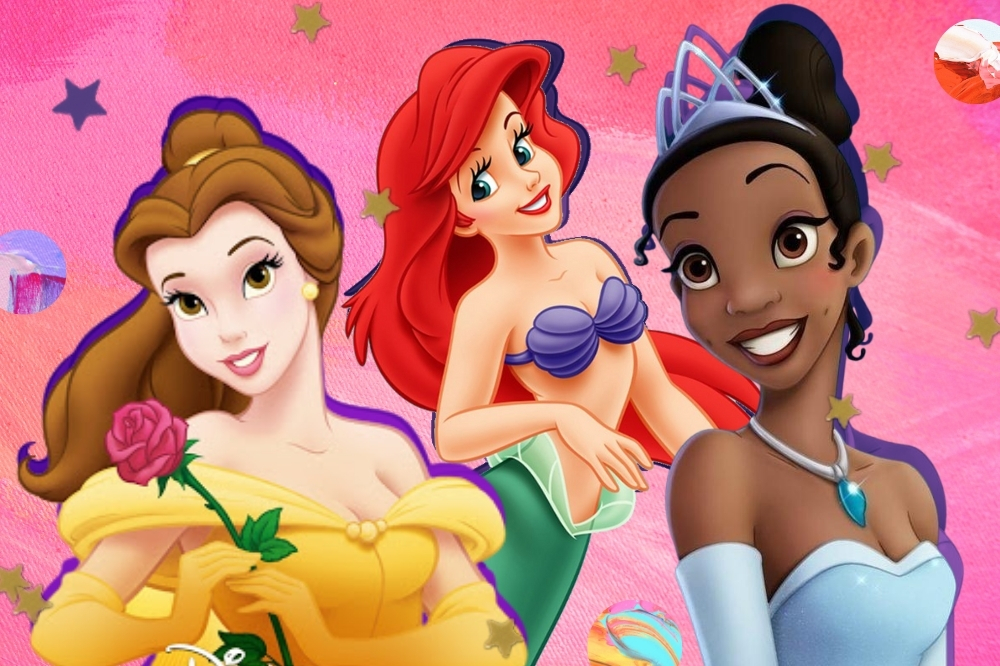 Montagem com a princesa Bela, Ariel e Tina, todas sorridentes usando suas roupas tradicionais em fundo rosa com detalhes de estrelas douradas.