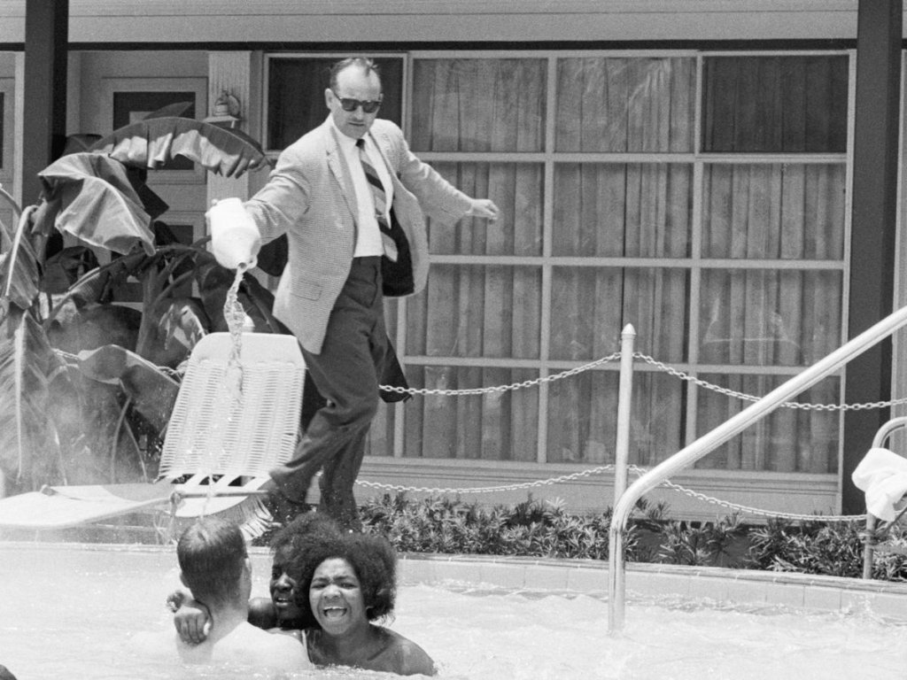 Homem branco joga ácido em pessoas negras que nadavam na piscina do seu hotel durante regime segregacionista nos EUA