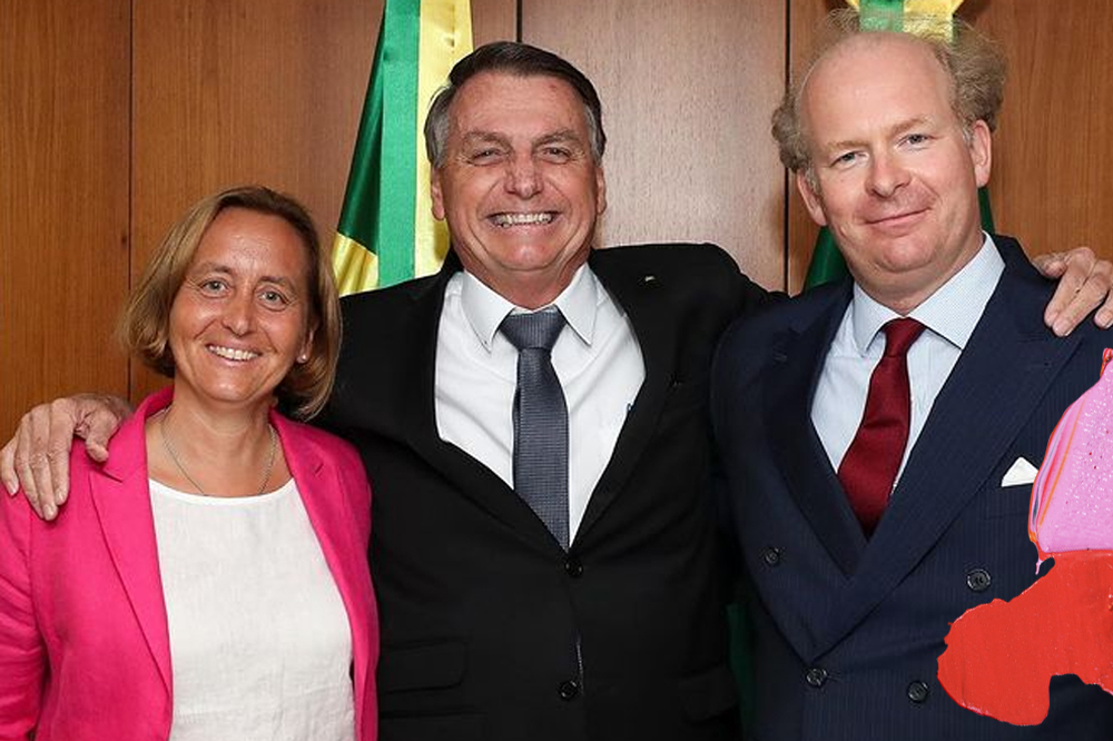 Bolsonaro abraçando uma deputada alemã de extrema-direita que flerta com o nazismo e seu marido