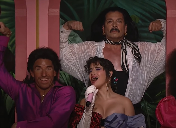 camila-cabello-apresentação-dont-go-yet-The-Tonight-Show-com-Jimmy-Fallon Camila Cabello cantando com microfone na mão. Ela tem dançarino ao seu lado e outro atrás dela