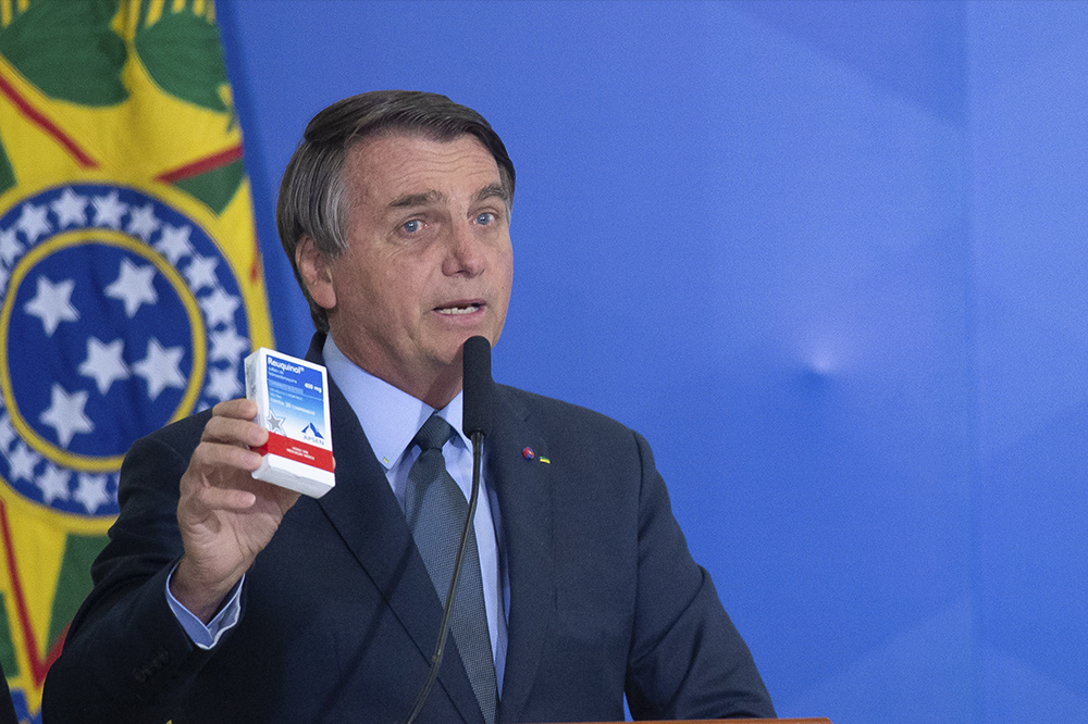 Jair Bolsonaro segura uma caixa do medicamento cloroquina