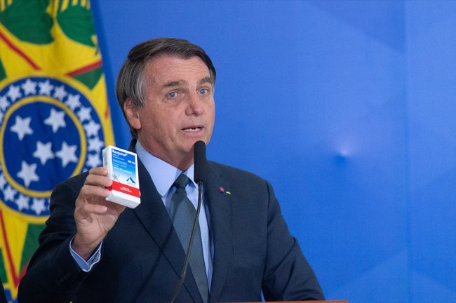 Jair Bolsonaro segura uma caixa do medicamento cloroquina