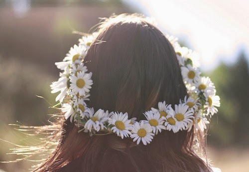Foto do cabelo de uma garota com coroa de flores. As flores são margaridas.