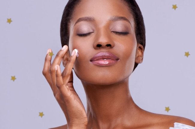 cuidado com a pele Jovem com os olhos fechados aplicando produto em seu rosto.