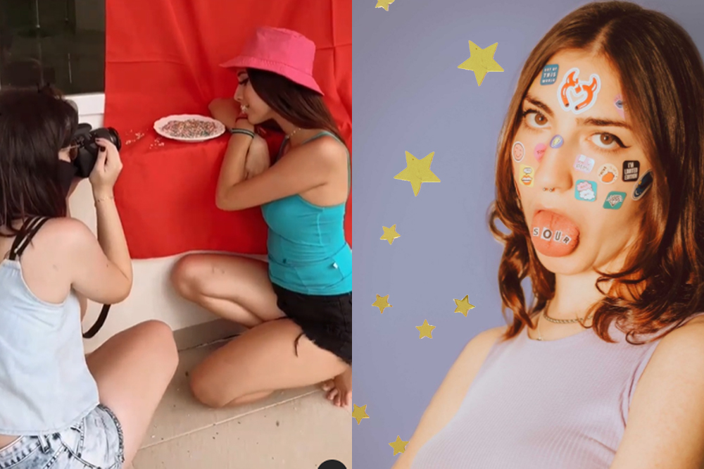 Imagem mostra menina tirando foto de outra sobre um fundo vermelho; à esquerda, retrato de uma menina com adesivos coloridos colados no rosto