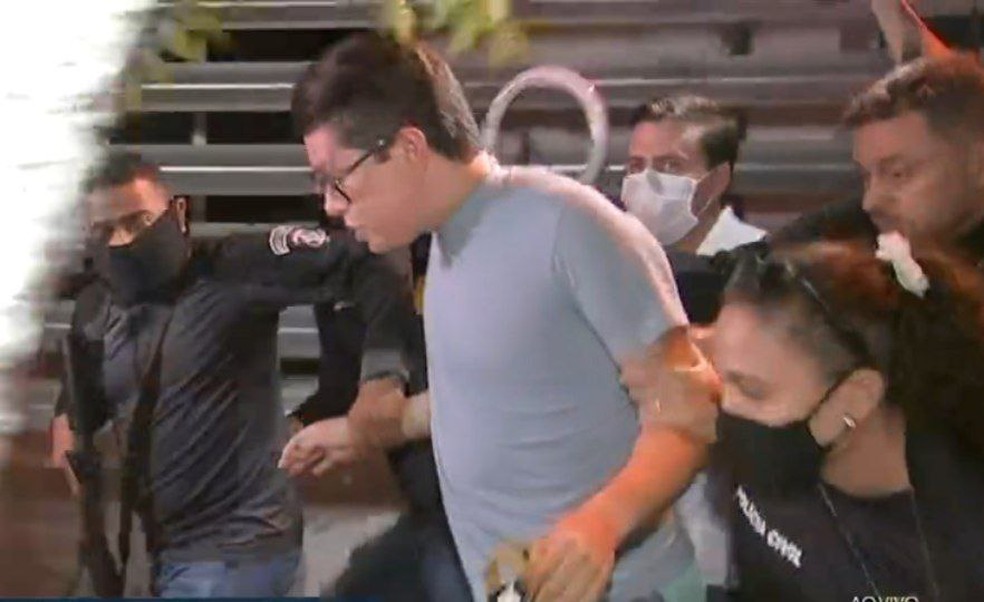 DJ Ivis é levado por policiais para a delegacia