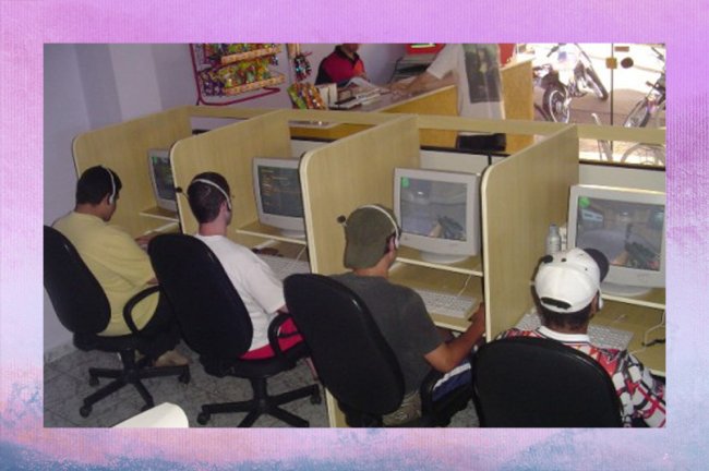 coisas que a Geração Alpha nunca vai entender ou ter o prazer de fazer Uma lan house dos anos 90, com muitos computadores antigos e cadeiras velhas