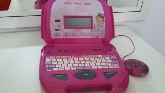 Imagem mostrando o laptop rosa da Xuxa