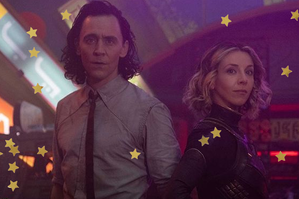 Loki e Sylvie em cena da série Loki; os dois estão encarando algo; Loki parece preocupado enquanto Sylvie sorri levemente; estrelas amarelas decoram a imagem