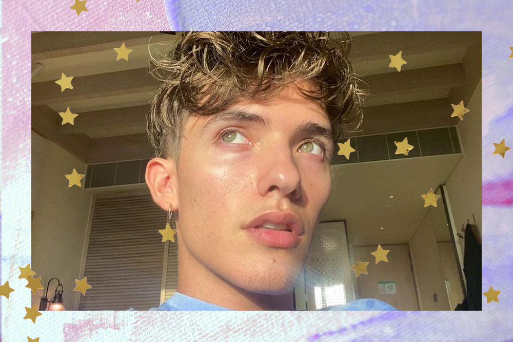 Noah Urrea, do Now United, em selfie; ele está olhando levemente para cima com expressão neutra e com a luz do sol refletindo no rosto