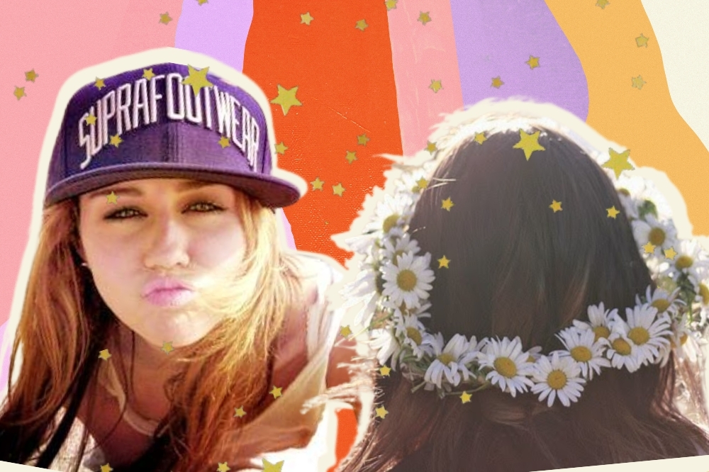 Montagem com a foto de duas garotas com o fundo colorido e detalhes de estrelinhas douradas. A garota da esquerda é a cantora Miley Cyrus, ela usa uma blusa branca e boné de aba reta. A da direita mostra apenas o cabelo e a coroa de flores.