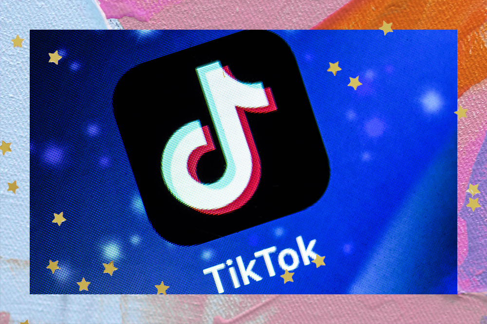 Logo do aplicativo TikTok em fundo de celular azul