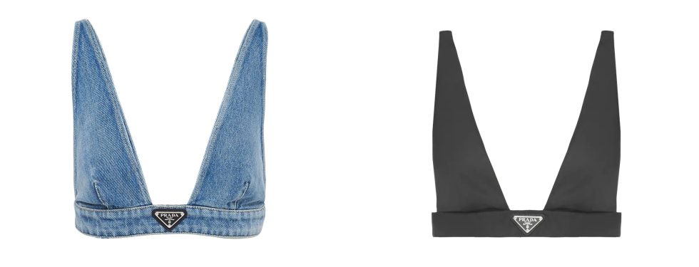 Montagem com dois top croppeds da Prada que possuem decote V profundo e o logo da marca na frente. À esquerda, está o modelo jeans, enquanto à direita o modelo em nylon preto.