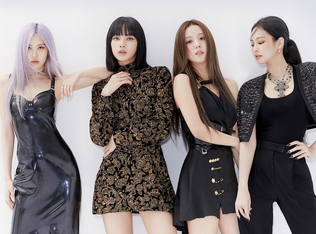 Integrantes do BLACKPINK posando para foto com expressões sérias na frente de uma parede branca