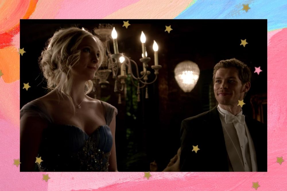 Foto dos personagens Klaus e Caroline em The Vampire Diaries. Os dois estão com trajes de gala e parecem felizes.