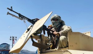 Foto de membros da Talibã, vestindo roupas militares, em cima de um tanque de guerra, apontando armas para o povo