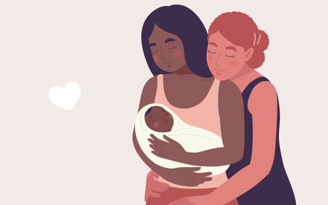 Ilustração de uma família formada por duas mulheres e um bebê. Elas estão se abraçando, e uma delas segura a criança no colo