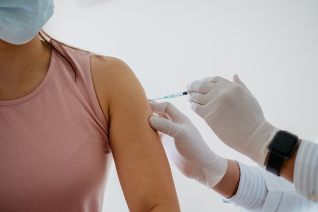 Foto de braço de mulher recebendo vacina