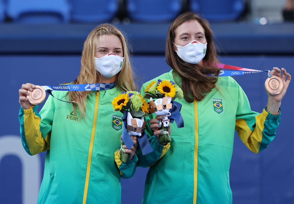 Laura Pigossi e Luisa Stefani no pódio, após conquistarem uma medalha olímpica inédita para o Brasil no tênis, em Tóquio