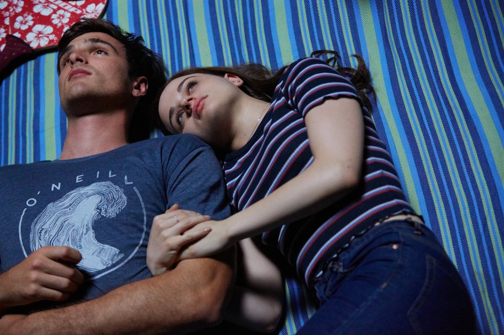 Jacob Elordi e Joey King em cena de A Barraca do Beijo 3; Elle está deitada no ombro de Noah e os dois olham para o céu