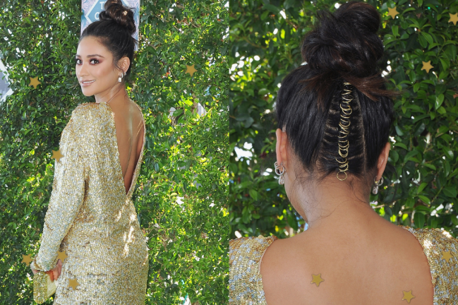 Shay Mitchell Shay Mitchell no red carpet do TCA posando para mostrar seu visual com vestido dourado e seu penteado.