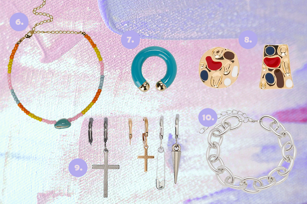 Montagem em fundo lilás e rosa com cinco opções de acessórios. Uma choker de miçangas, um ear hook azul, um brinco, um kit de brincos com cruzes em dourado e prata, uma pulseira de correntes prata.