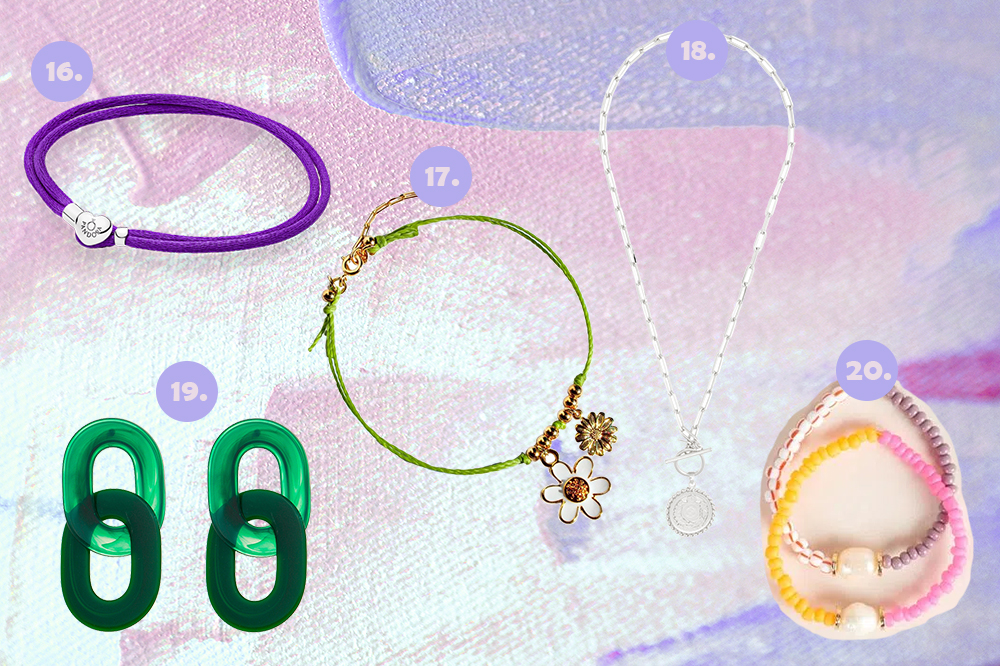 Montagem em fundo lilás e rosa com cinco opções de acessórios. Um bracelete roxo, uma tornozeleira verde, um colar de correntes com pingente de medalha, um brinco verde e um kit de duas pulseiras de miçangas.