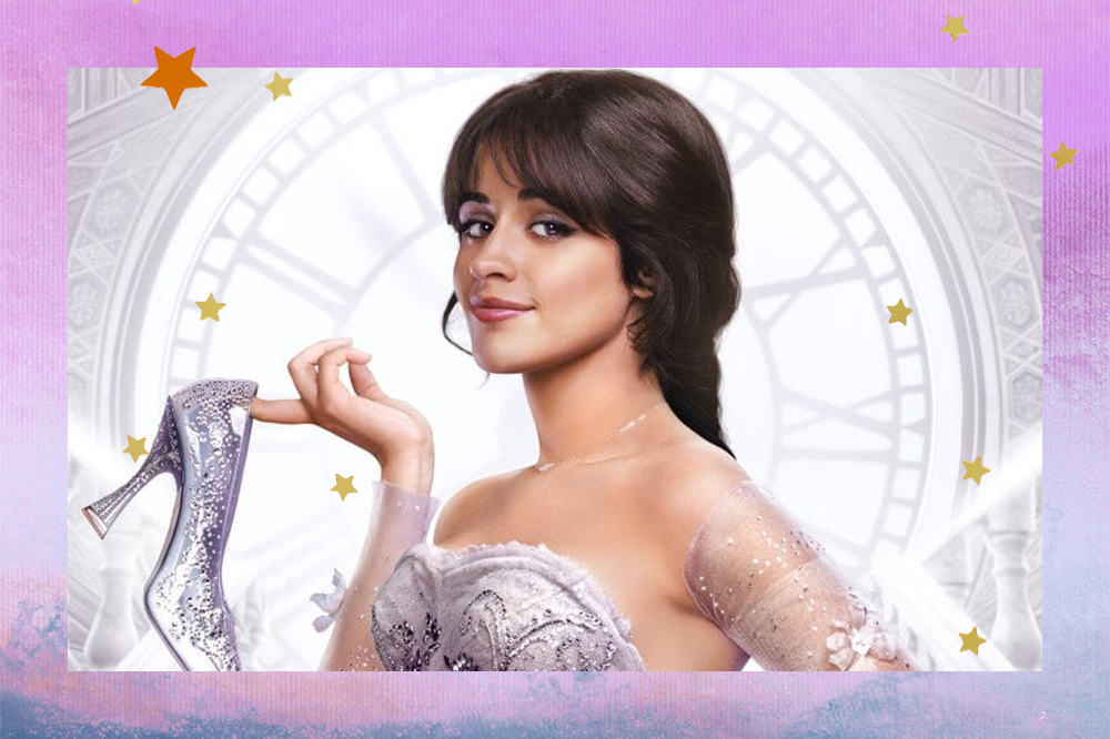 Camila Cabello segurando um sapatinho de cristal com uma das mãos e com figurino do seu novo filme Cinderella, da Amazon Prime Video