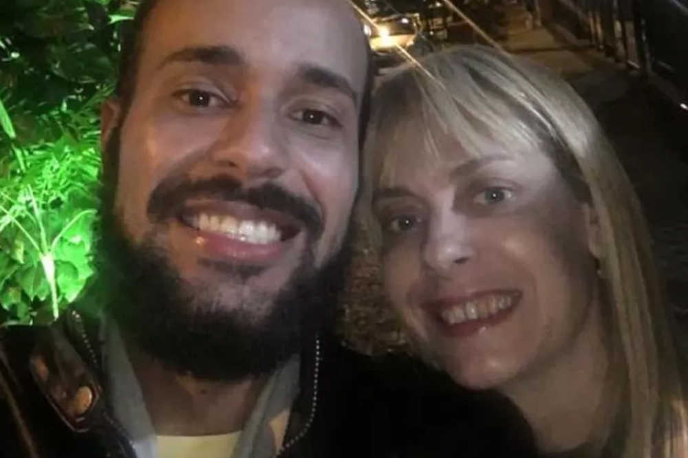 Selfie de um casal. à esquerda, Pedro Paulo, careca e com barba, é o suspeito por matar Cristiane, à direita, loira e sorrindo na imagem